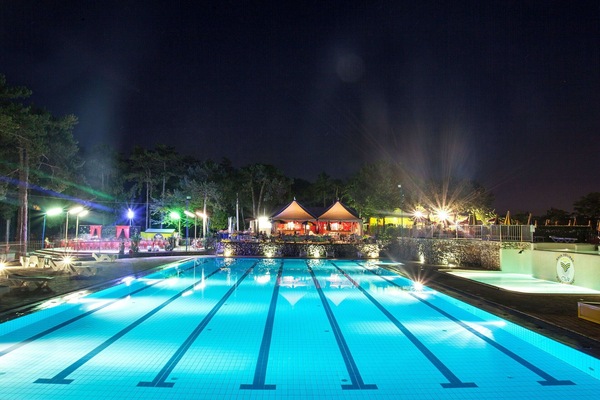 Wasser, Pflanze, Himmel, Schwimmbad, Gebäude, Natur, Azurblau, Baum, Die Architektur, Freizeit