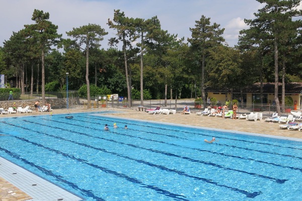 Wasser, Himmel, Schwimmbad, Wolke, Baum, Freizeit, Verbundwerkstoff, Rechteck, Sport