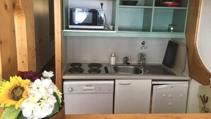 A compact kitchen with a microwave, stove, sink, and dishwasher. - 10m from ski slopes, 11st floor, balcony, tv, 28m², Les Arcs (Les Arcs)