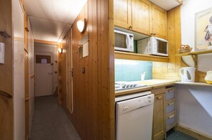 Kylskåp, mikrovågsugn, ugn och diskmaskin
