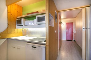 Fridge, microwave, dishwasher, coffee/tea maker