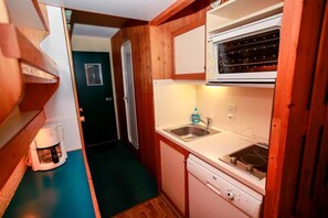 Fridge, oven, dishwasher, coffee/tea maker