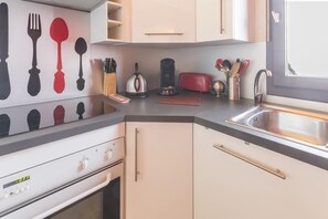 Kylskåp, mikrovågsugn, ugn och diskmaskin