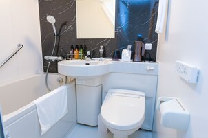 Bañera con ducha, artículos de tocador gratuitos, secador de pelo