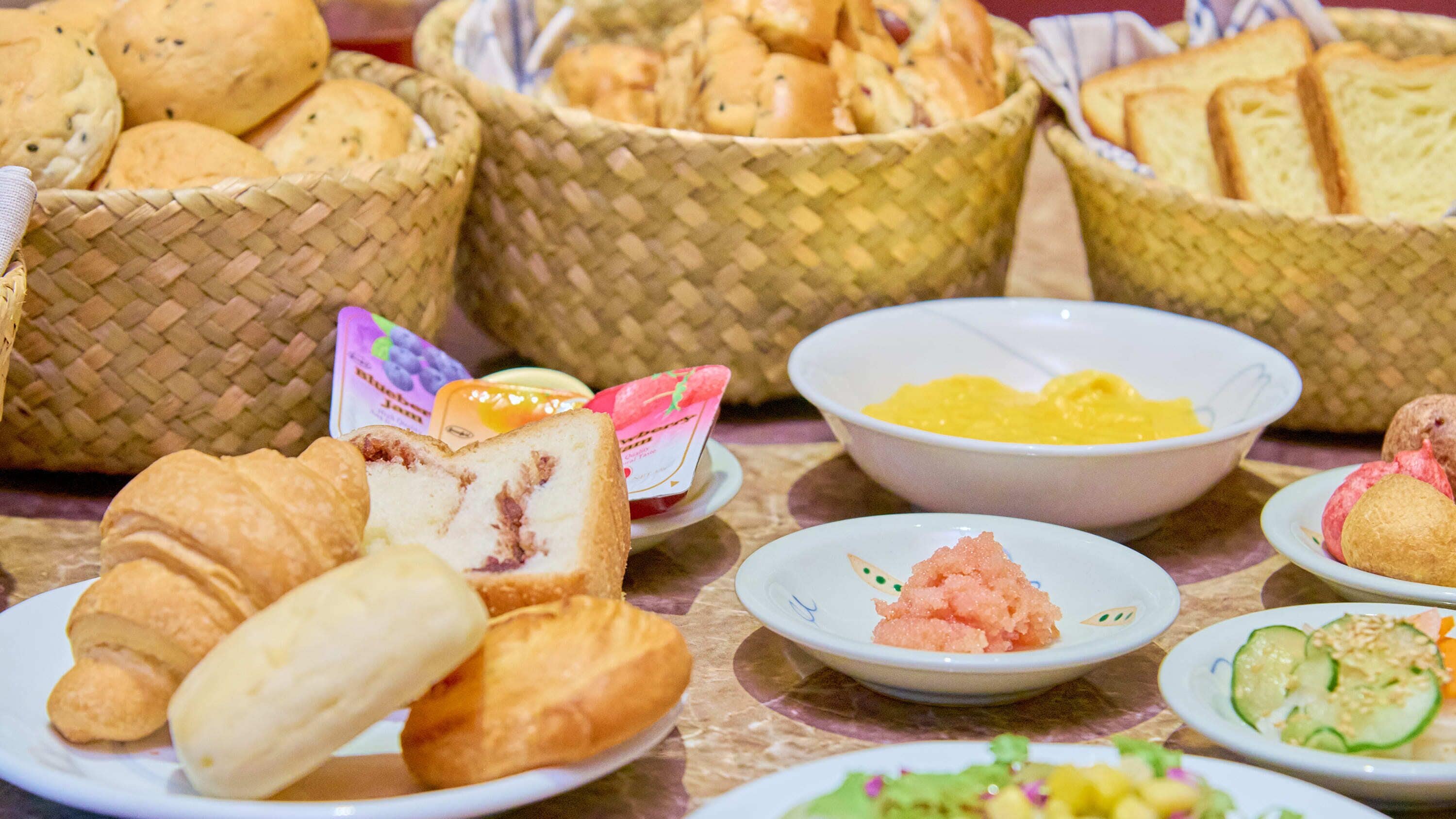 daily buffet breakfast (jpy 1400 per person)