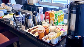 Daily buffet breakfast (JPY 1400 per person)