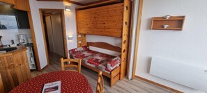Interior - 10m from ski slopes, view mountain, balcony, tv, 26m², La Plagne (Aime)
