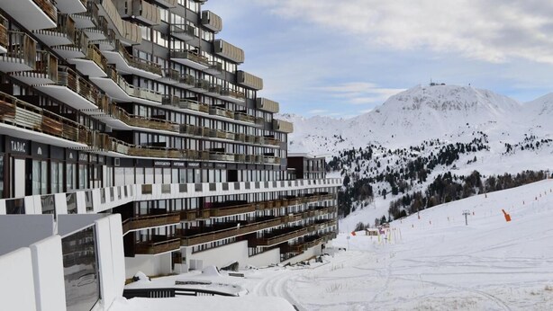 A modern multi-story hotel with balconies, set against a snowy mountain backdrop. - 10m from ski slopes, view ski slopes, balcony, tv, 26m², La Plagne (Aime)