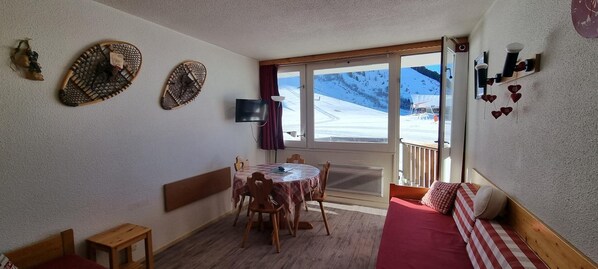 Interior - 10m from ski slopes, view ski slopes, balcony, tv, ski locker, 26m², La Plagne (Aime)