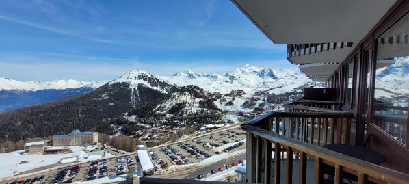 Property grounds - 10m from ski slopes, view mountain, balcony, tv, ski locker, 26m², La Plagne (Aime)