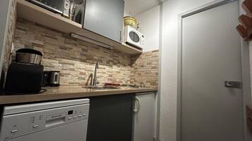 Køleskab, mikrobølgeovn, ovn, kaffe-/temaskine