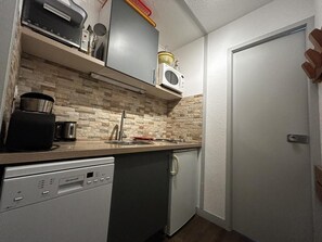 Fridge, microwave, oven, coffee/tea maker