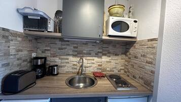 Fridge, microwave, oven, coffee/tea maker