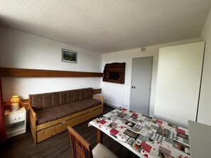Living area - Resort center, 7th floor, balcony, tv, 17m², Les Menuires (Les Menuires)
