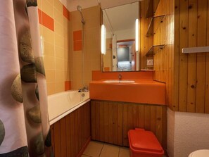Bathtub - Resort center, 7th floor, balcony, tv, 17m², Les Menuires (Les Menuires)