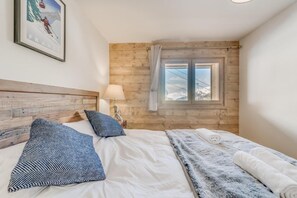 2 bedrooms, WiFi, bed sheets - 50m from ski slopes, 4th floor, view valley, fitness, swimming pool, sauna, hammam, balcony, tv (Tignes)