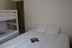 Ein Einzelzimmer mit einem Hochbett links.
