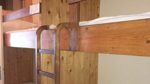 A bunk bed room with wooden walls and a ladder. - 100m from resort center, 1st floor, view mountain, balcony, tv, 27m², Gourette (Eaux-Bonnes)