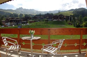 Outdoor dining - 240m from ski slopes, 1st floor, view resort, balcony, tv, ski locker, 44m², Valmorel (Valmorel)