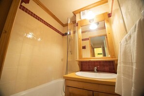 Bathtub - 240m from ski slopes, 1st floor, view resort, balcony, tv, ski locker, 44m², Valmorel (Valmorel)