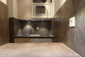 Fridge, oven, dishwasher, coffee/tea maker