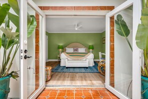 3 chambres, bureau, fer et planche à repasser, lit de bébé portatif