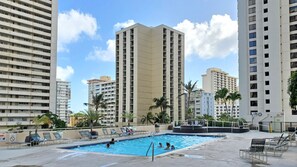 Outdoor pool - Stunning 1 Bedroom remodel in Waikiki Banyan Tower One (Honolulu)
