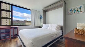 1 bedroom, desk, iron/ironing board, free WiFi - Stunning 1 Bedroom remodel in Waikiki Banyan Tower One (Honolulu)