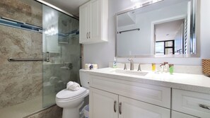 Shower, hair dryer, towels, soap - Stunning 1 Bedroom remodel in Waikiki Banyan Tower One (Honolulu)