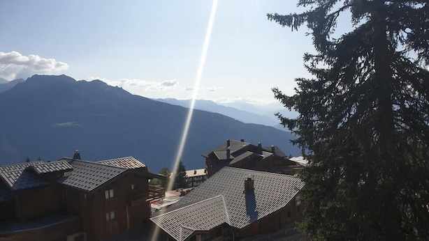 A mountain village with traditional wooden buildings and a clear view of distant mountains. - Wifi, 100m from ski slopes, 2nd floor, balcony, tv, ski locker, 27m², La Rosière (La Rosière Montvalezan)