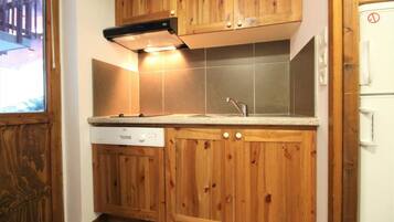 Réfrigérateur, micro-ondes, lave-vaisselle, cafetiÚre/bouilloire