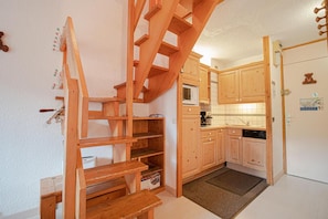 Fridge, microwave, oven, coffee/tea maker