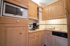 Fridge, microwave, oven, coffee/tea maker