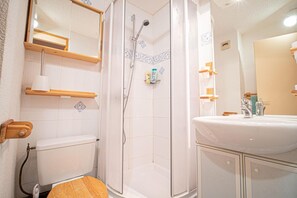 Bathroom - 50m from ski slopes, 3rd floor, view mountain, balcony, tv, ski locker, 47m², Valmorel (Valmorel)