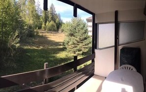 A room with a view of a forested area outside. - 100m from ski slopes, 3rd floor, tv, 25m², Sauze - Super Sauze (Enchastrayes)