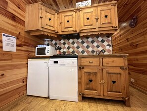 Wasserkocher mit Kaffee-/Teezubehör, Kühlschrank, Mikrowelle