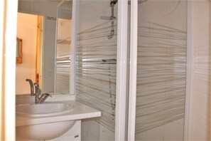Shower - 300m from resort center, 5th floor, balcony, tv, ski locker, 23m², Risoul (Risoul)