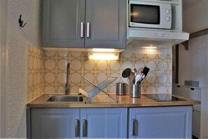 Jääkaappi, mikroaaltouuni, uuni, kahvin-/teenkeitin