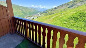 A balcony with a view of a valley and mountains. - 10m from ski slopes, 7th floor, view mountain, balcony, tv, 22m², Les Menuires (Les Menuires)