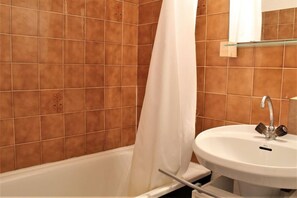 Bathtub - 50m from ski slopes, 2nd floor, balcony, tv, ski locker, 25m², Risoul (Risoul)