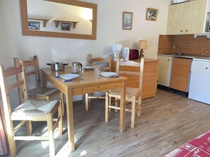 Dining - 50m from ski slopes, 2nd floor, balcony, tv, ski locker, 25m², Risoul (Risoul)