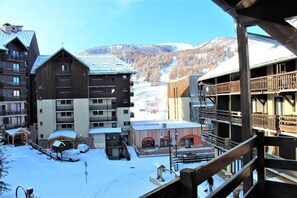 Property grounds - 50m from ski slopes, 2nd floor, balcony, tv, ski locker, 25m², Risoul (Risoul)