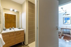 Bathroom - 50m from ski slopes, 5th floor, view resort, balcony, parking, tv, ski locker, 55m², La Plagne (La Plagne)