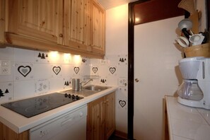 Fridge, microwave, oven, dishwasher - Ski-in/ski-out & foot of the slopes, 1st floor, view resort, tv, ski locker, 45m², La Plagne (La Plagne)