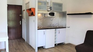 A compact kitchenette with a microwave, sink, and white cabinets. - 100m from ski slopes, 3rd floor, tv, ski locker, 18m², Vars (Vars)