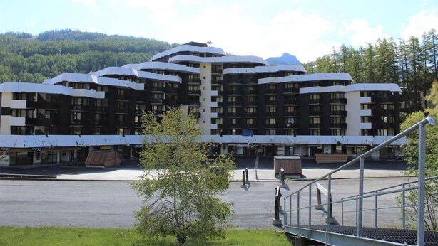 A modern hotel with a unique architectural design, featuring multiple balconies and a central courtyard. - 100m from ski slopes, 3rd floor, tv, ski locker, 18m², Vars (Vars)