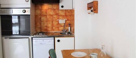 Kühlschrank, Mikrowelle, Ofen, Geschirrspüler