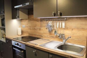 Fridge, microwave, oven, coffee/tea maker