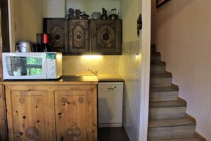 Kjøleskap, mikrobølgeovn, ovn og oppvaskmaskin