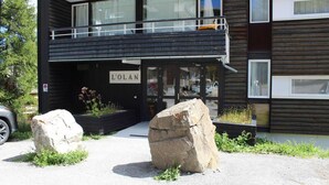 Rakennuksessa on kyltti, jossa lukee ”L’OLAN”, ja siinä on parveke.